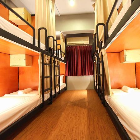 Thonglor Travellers Hostel And Cafe Банкок Екстериор снимка