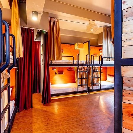 Thonglor Travellers Hostel And Cafe Банкок Екстериор снимка