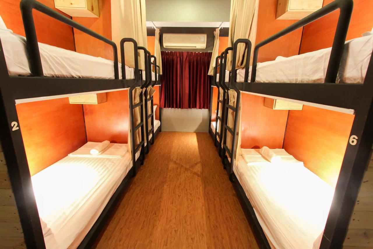 Thonglor Travellers Hostel And Cafe Банкок Екстериор снимка