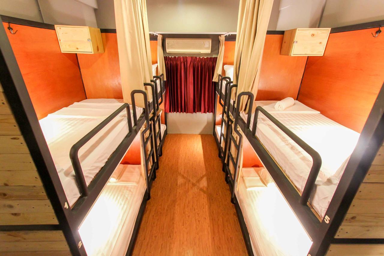 Thonglor Travellers Hostel And Cafe Банкок Екстериор снимка