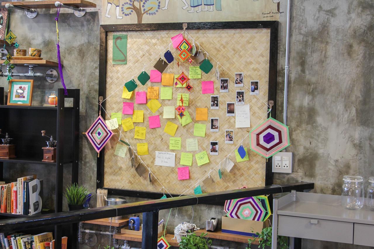 Thonglor Travellers Hostel And Cafe Банкок Екстериор снимка