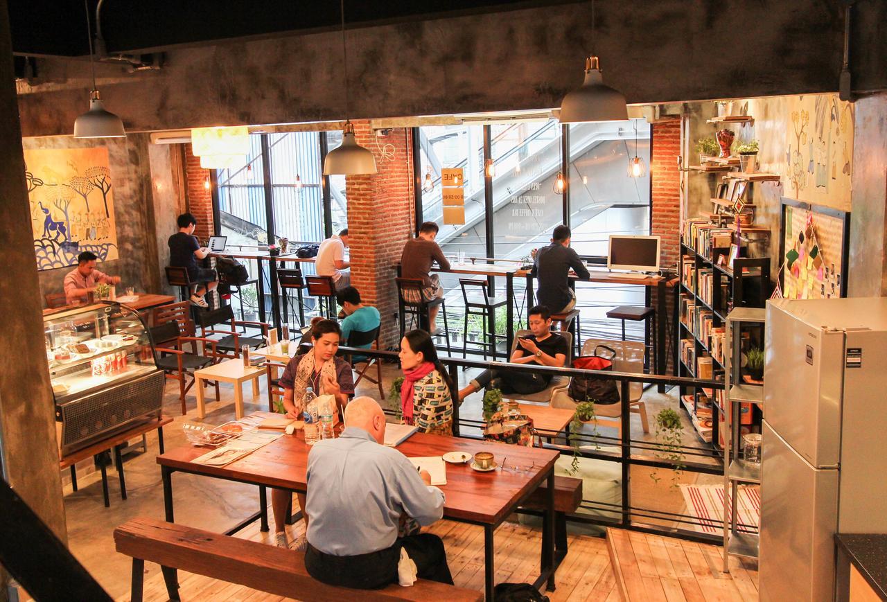 Thonglor Travellers Hostel And Cafe Банкок Екстериор снимка