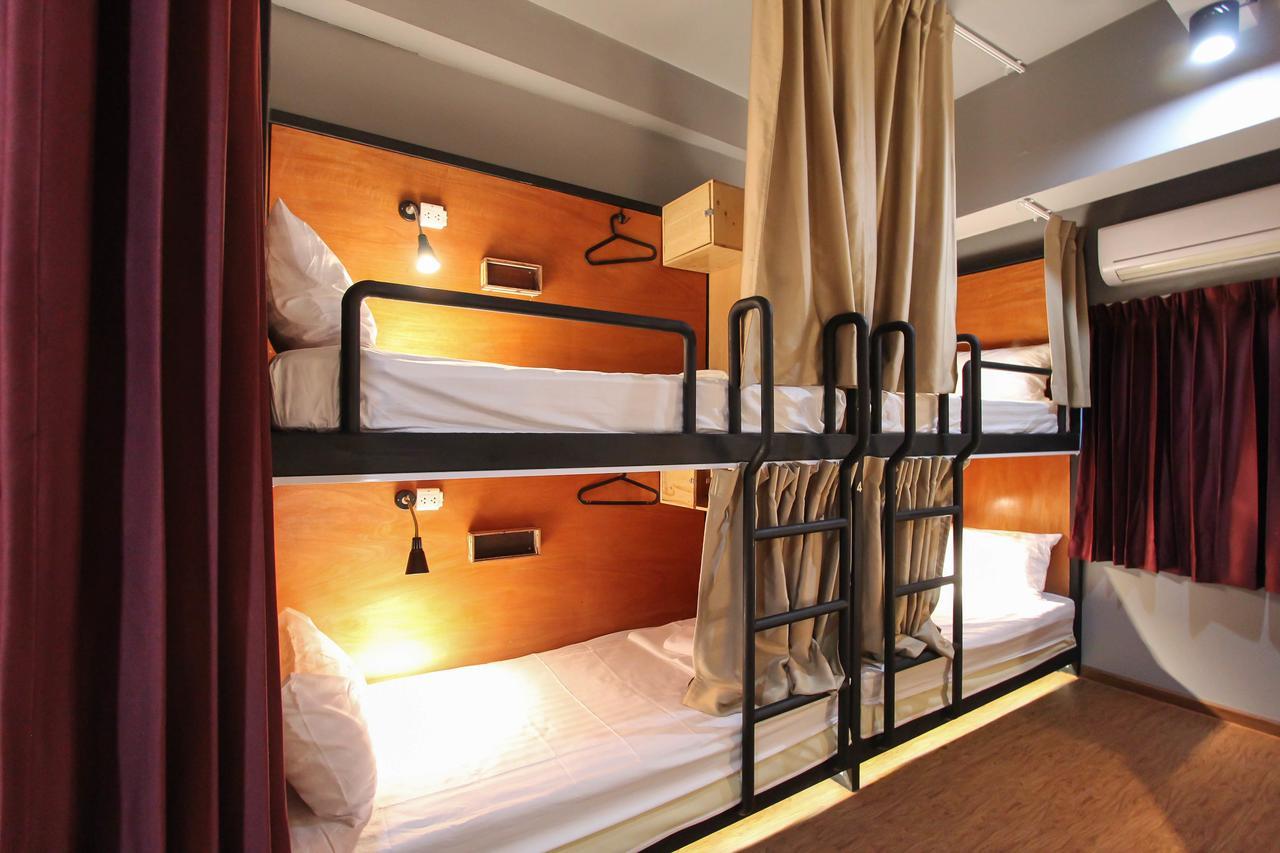 Thonglor Travellers Hostel And Cafe Банкок Екстериор снимка