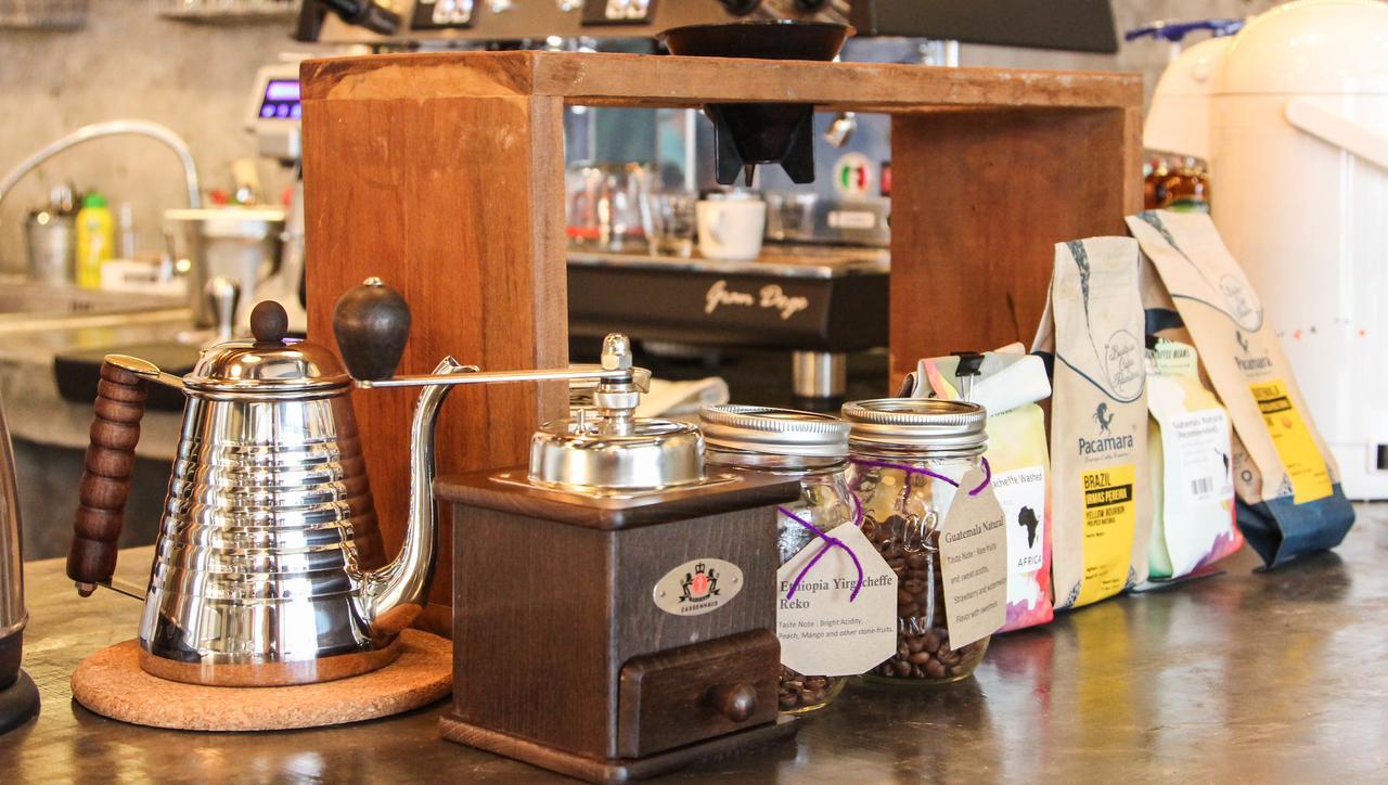Thonglor Travellers Hostel And Cafe Банкок Екстериор снимка