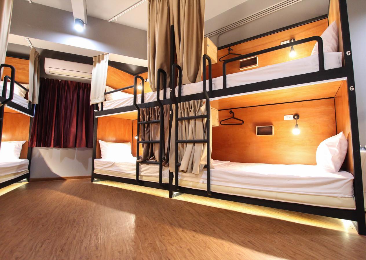 Thonglor Travellers Hostel And Cafe Банкок Екстериор снимка