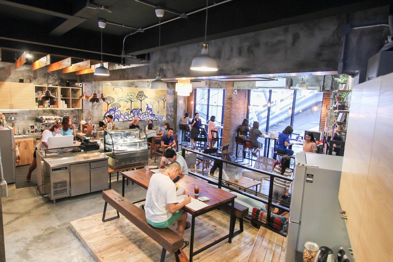 Thonglor Travellers Hostel And Cafe Банкок Екстериор снимка