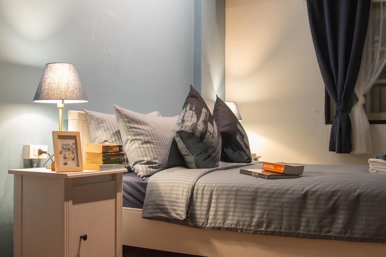 Thonglor Travellers Hostel And Cafe Банкок Екстериор снимка