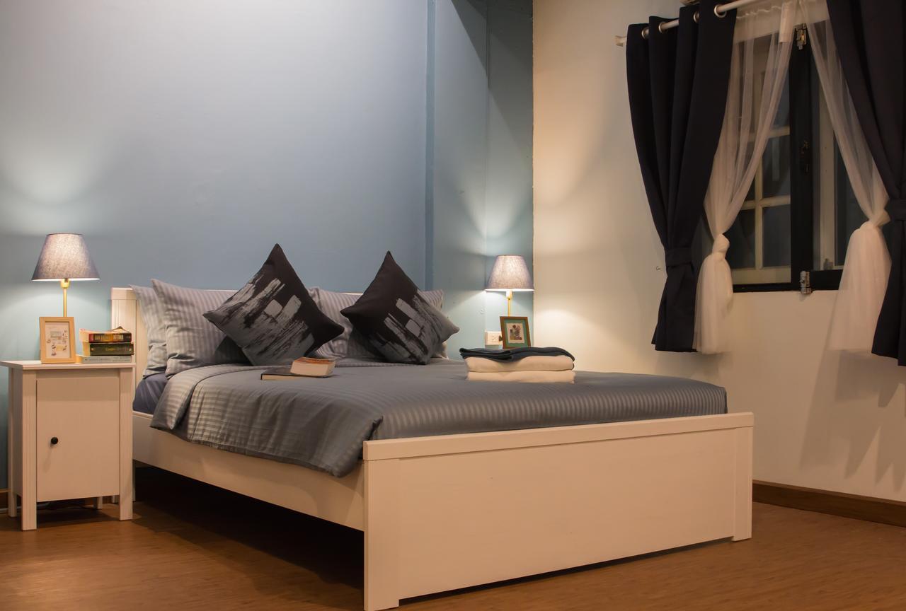 Thonglor Travellers Hostel And Cafe Банкок Екстериор снимка