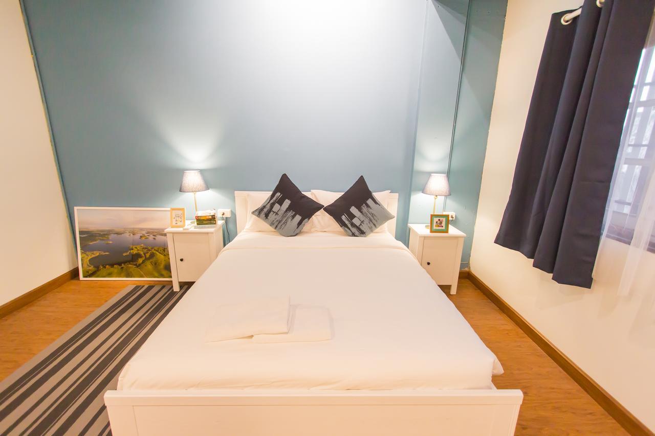 Thonglor Travellers Hostel And Cafe Банкок Екстериор снимка