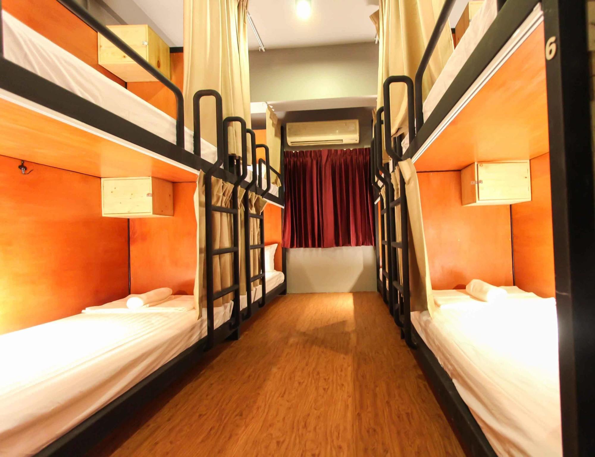 Thonglor Travellers Hostel And Cafe Банкок Екстериор снимка