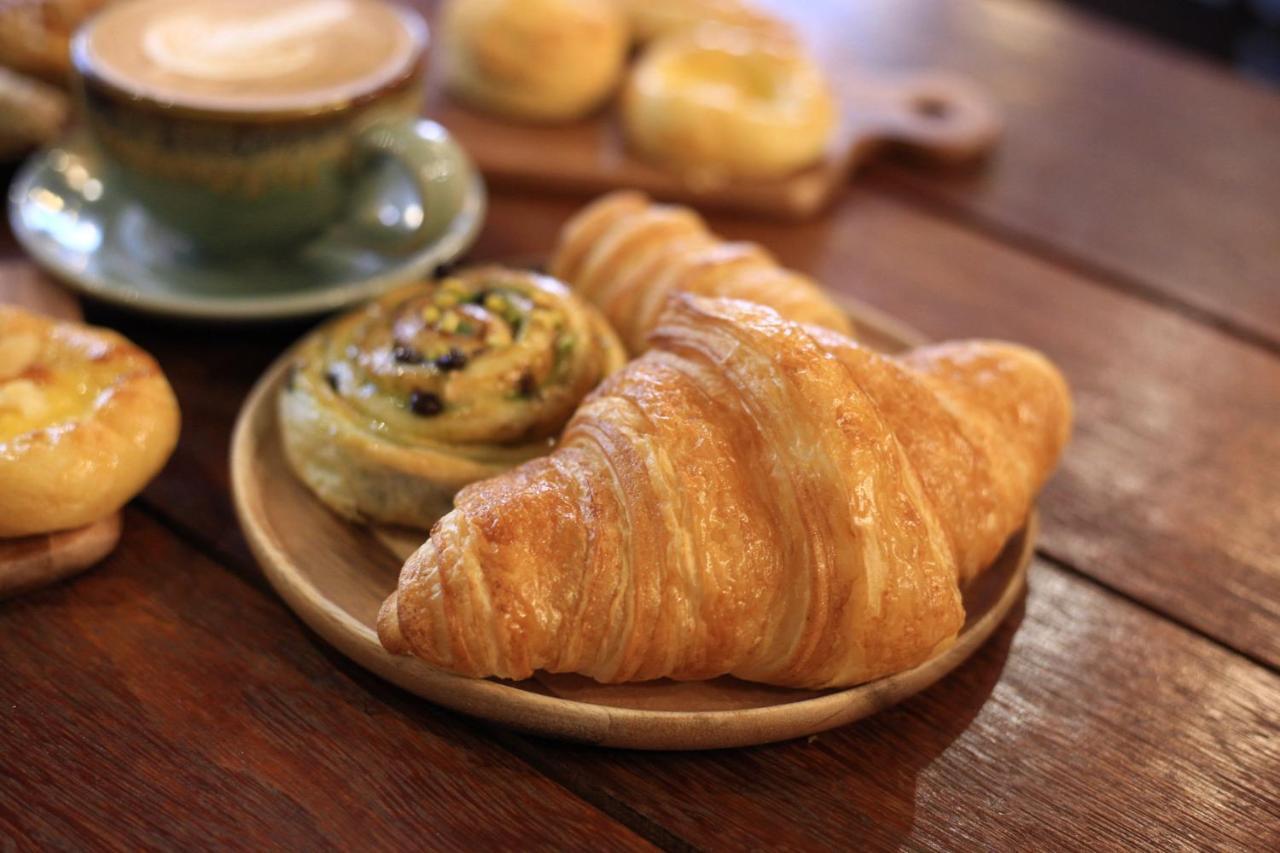 Thonglor Travellers Hostel And Cafe Банкок Екстериор снимка
