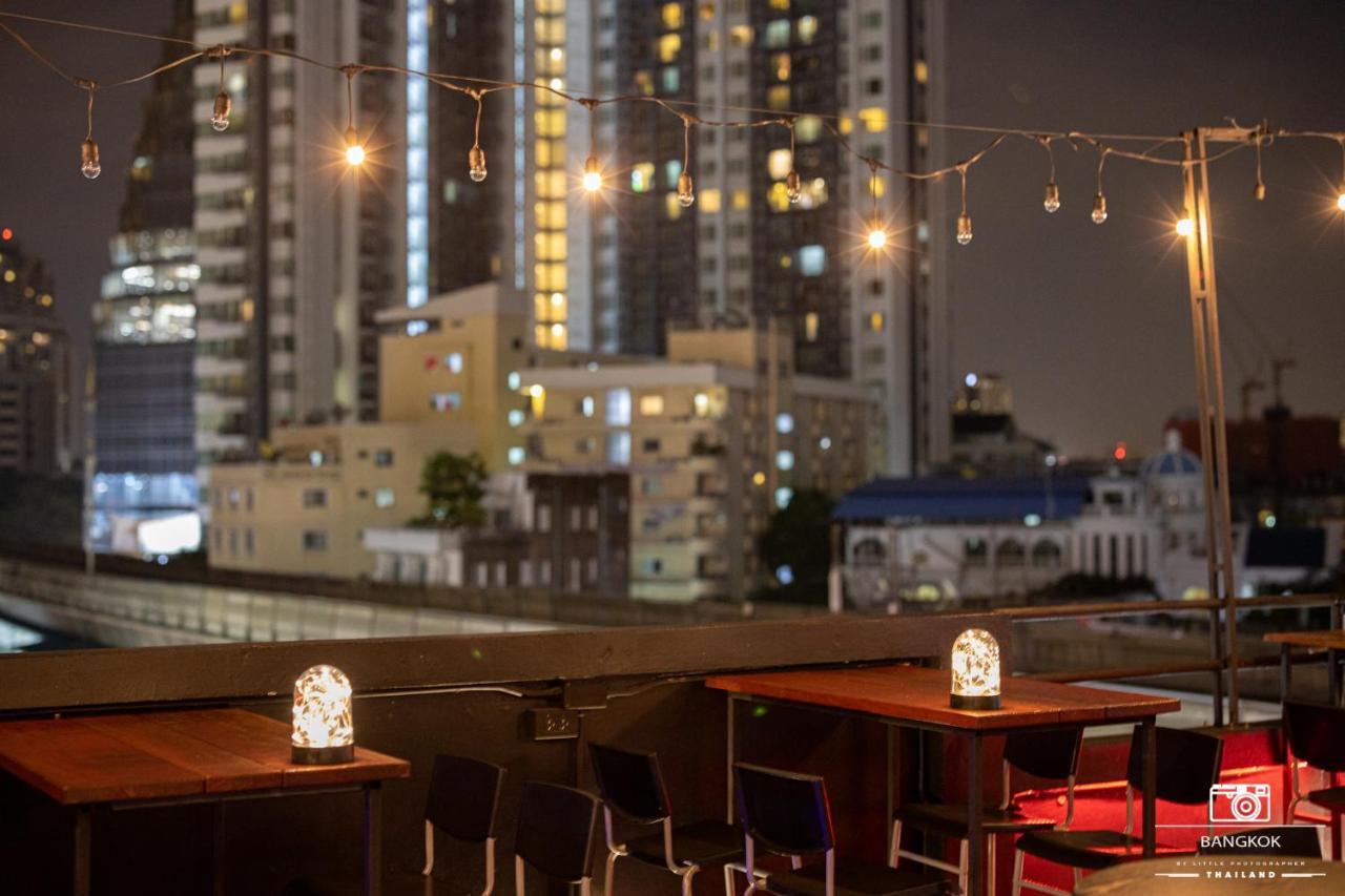 Thonglor Travellers Hostel And Cafe Банкок Екстериор снимка
