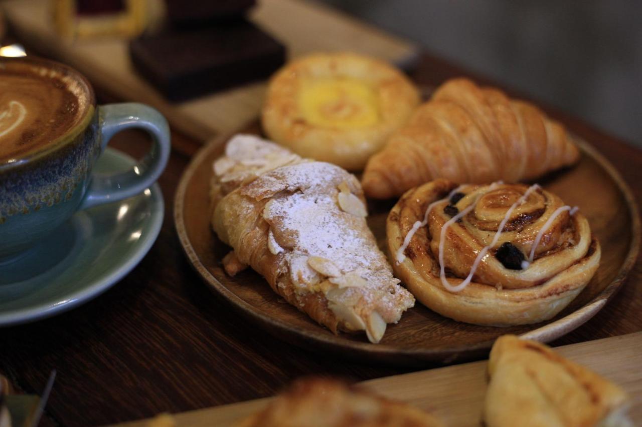 Thonglor Travellers Hostel And Cafe Банкок Екстериор снимка