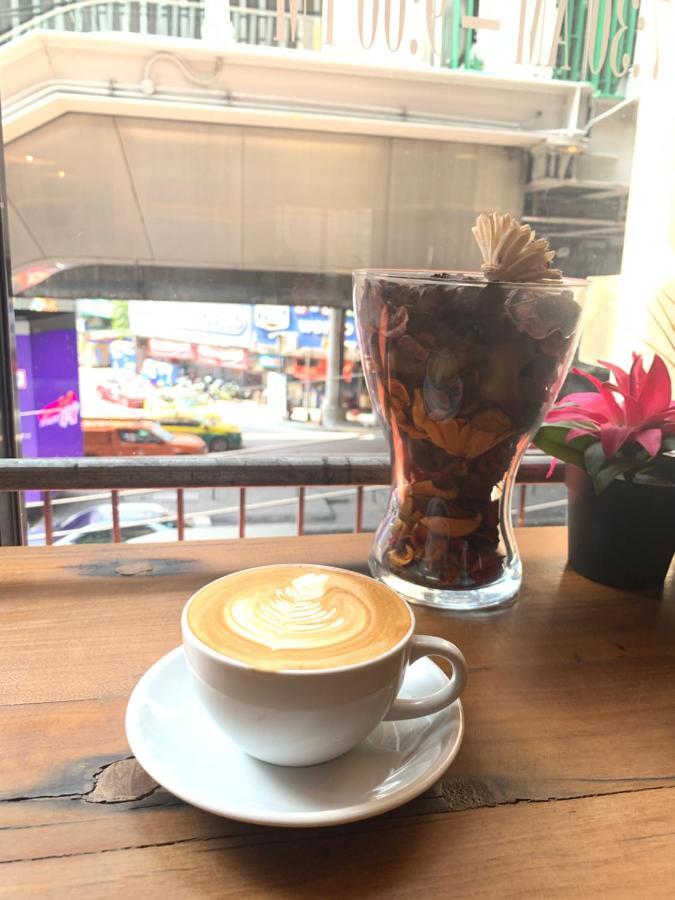 Thonglor Travellers Hostel And Cafe Банкок Екстериор снимка