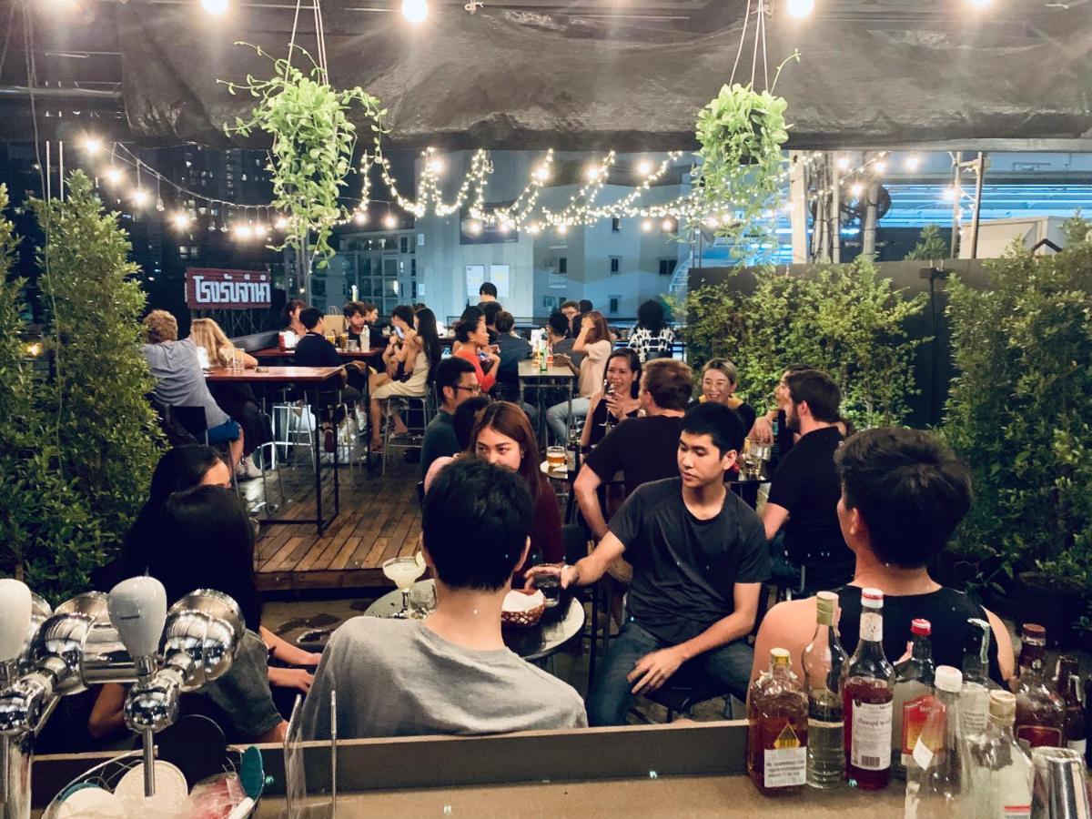 Thonglor Travellers Hostel And Cafe Банкок Екстериор снимка
