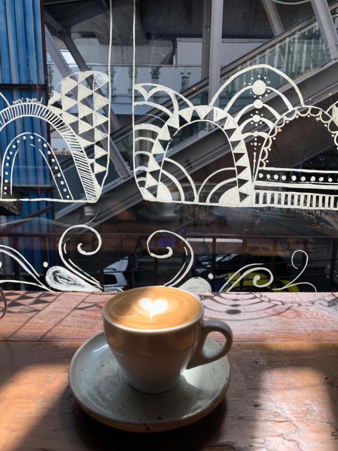 Thonglor Travellers Hostel And Cafe Банкок Екстериор снимка