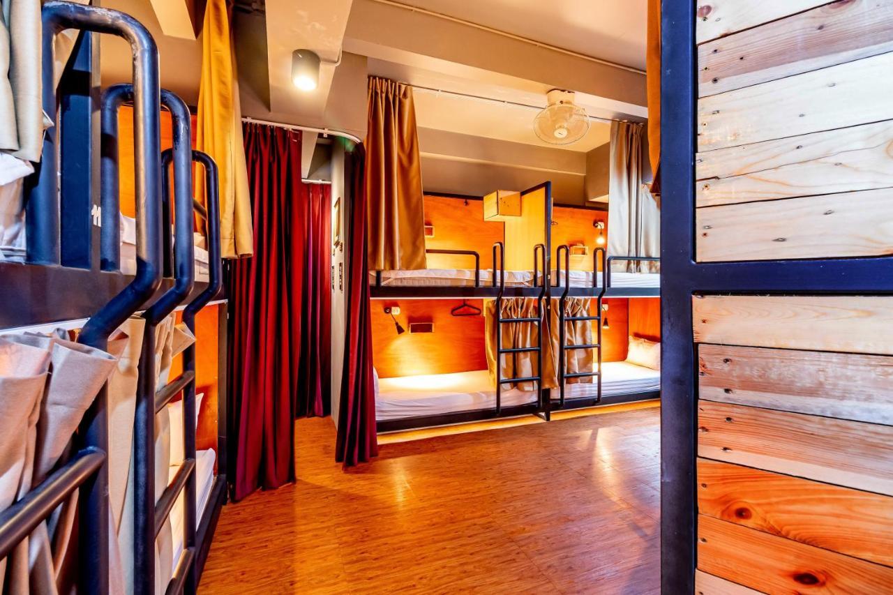 Thonglor Travellers Hostel And Cafe Банкок Екстериор снимка