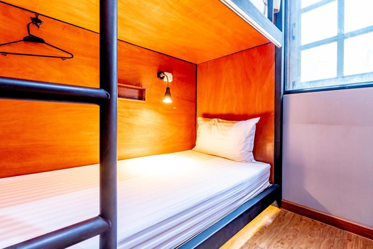 Thonglor Travellers Hostel And Cafe Банкок Екстериор снимка