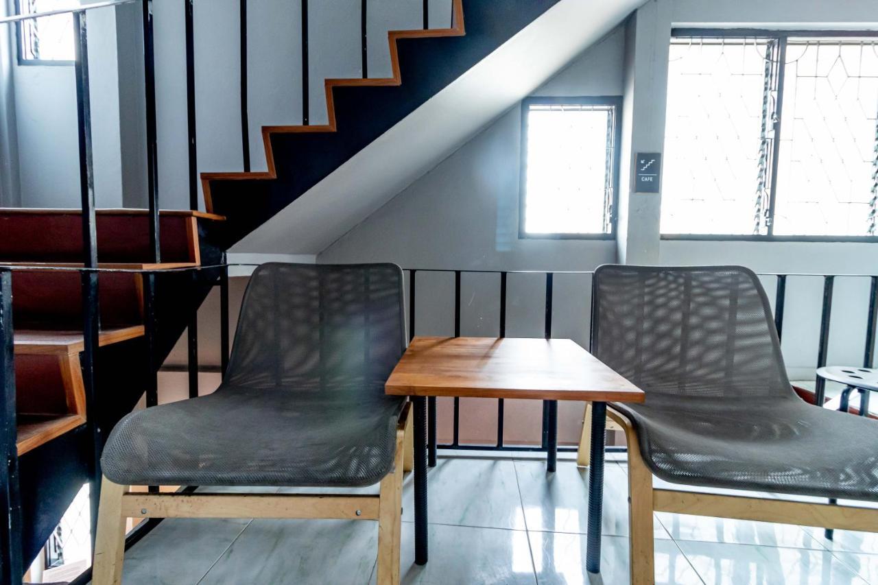 Thonglor Travellers Hostel And Cafe Банкок Екстериор снимка
