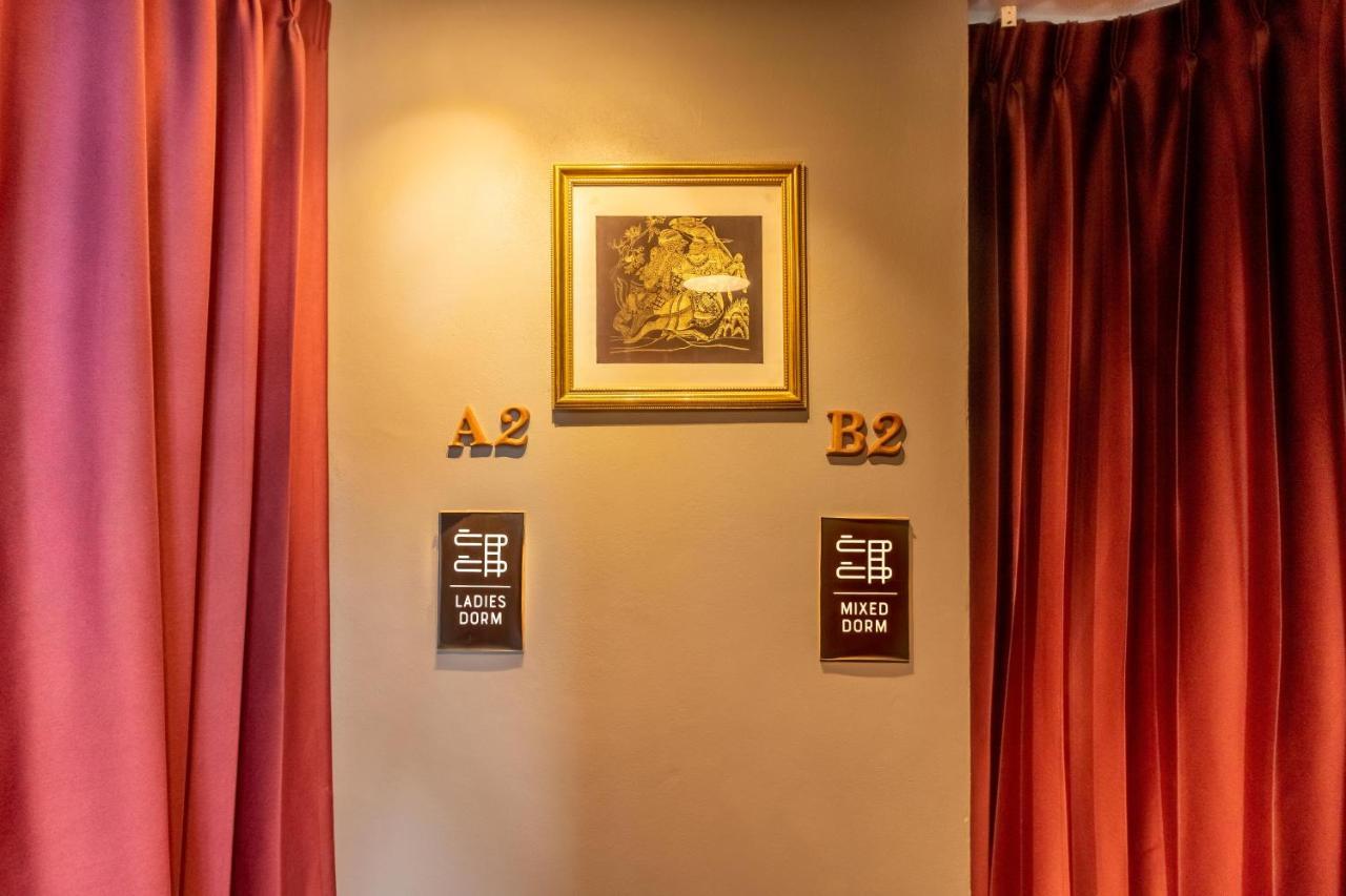 Thonglor Travellers Hostel And Cafe Банкок Екстериор снимка
