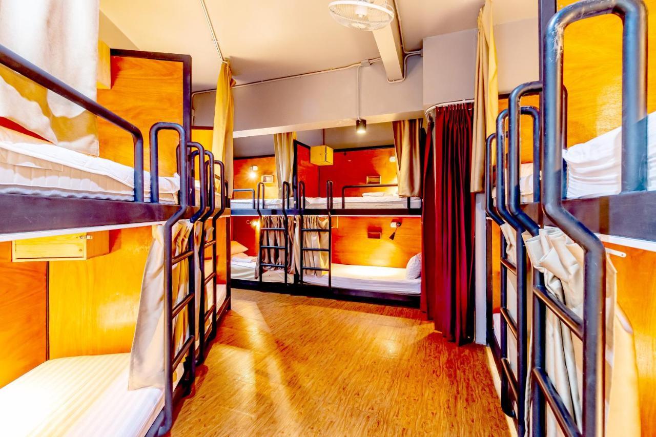 Thonglor Travellers Hostel And Cafe Банкок Екстериор снимка