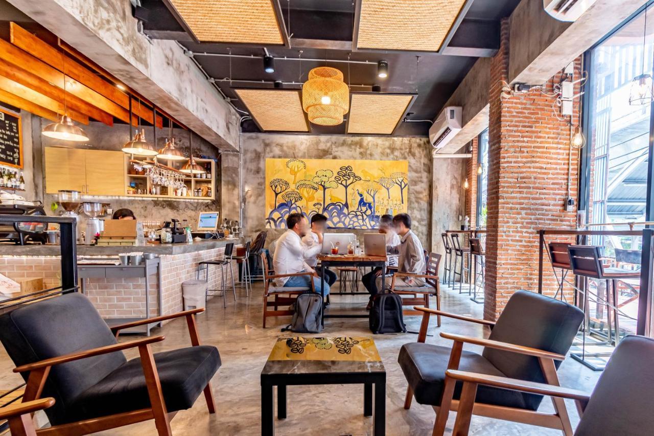 Thonglor Travellers Hostel And Cafe Банкок Екстериор снимка