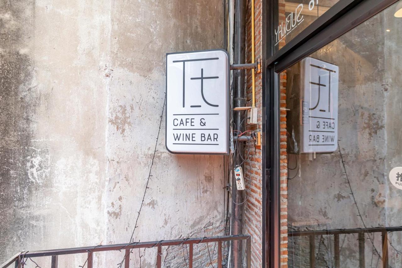 Thonglor Travellers Hostel And Cafe Банкок Екстериор снимка