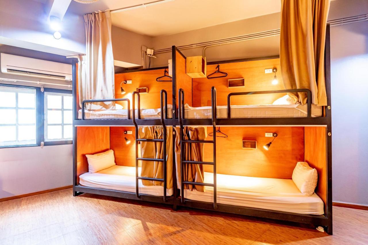 Thonglor Travellers Hostel And Cafe Банкок Екстериор снимка