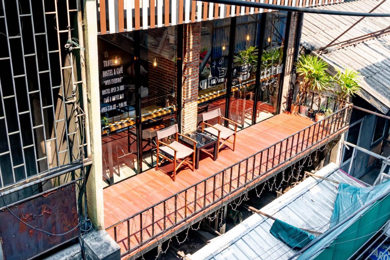 Thonglor Travellers Hostel And Cafe Банкок Екстериор снимка