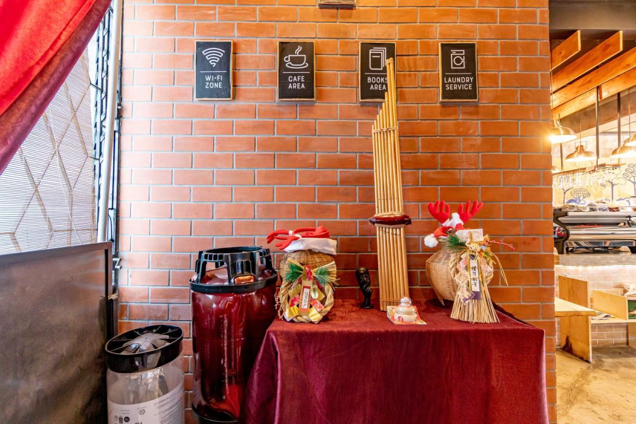 Thonglor Travellers Hostel And Cafe Банкок Екстериор снимка