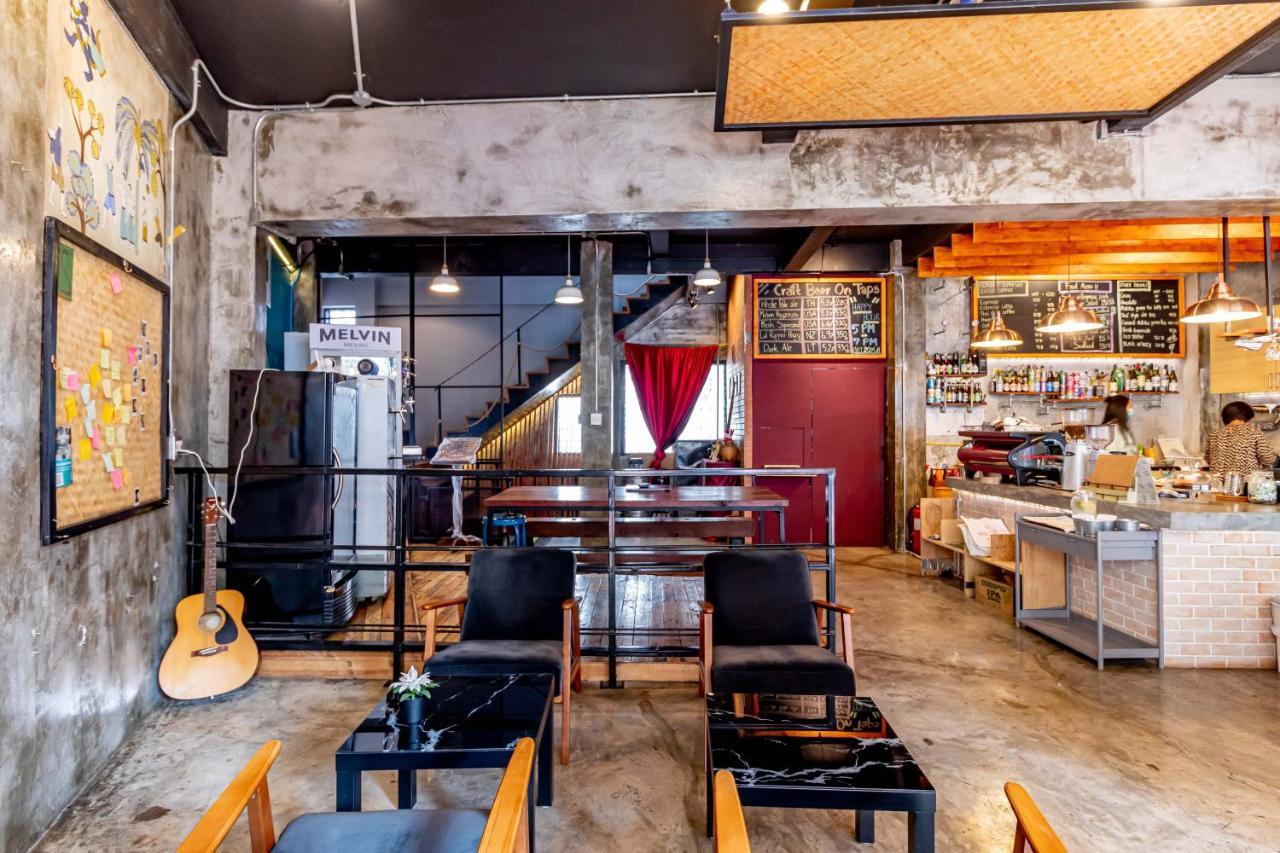 Thonglor Travellers Hostel And Cafe Банкок Екстериор снимка