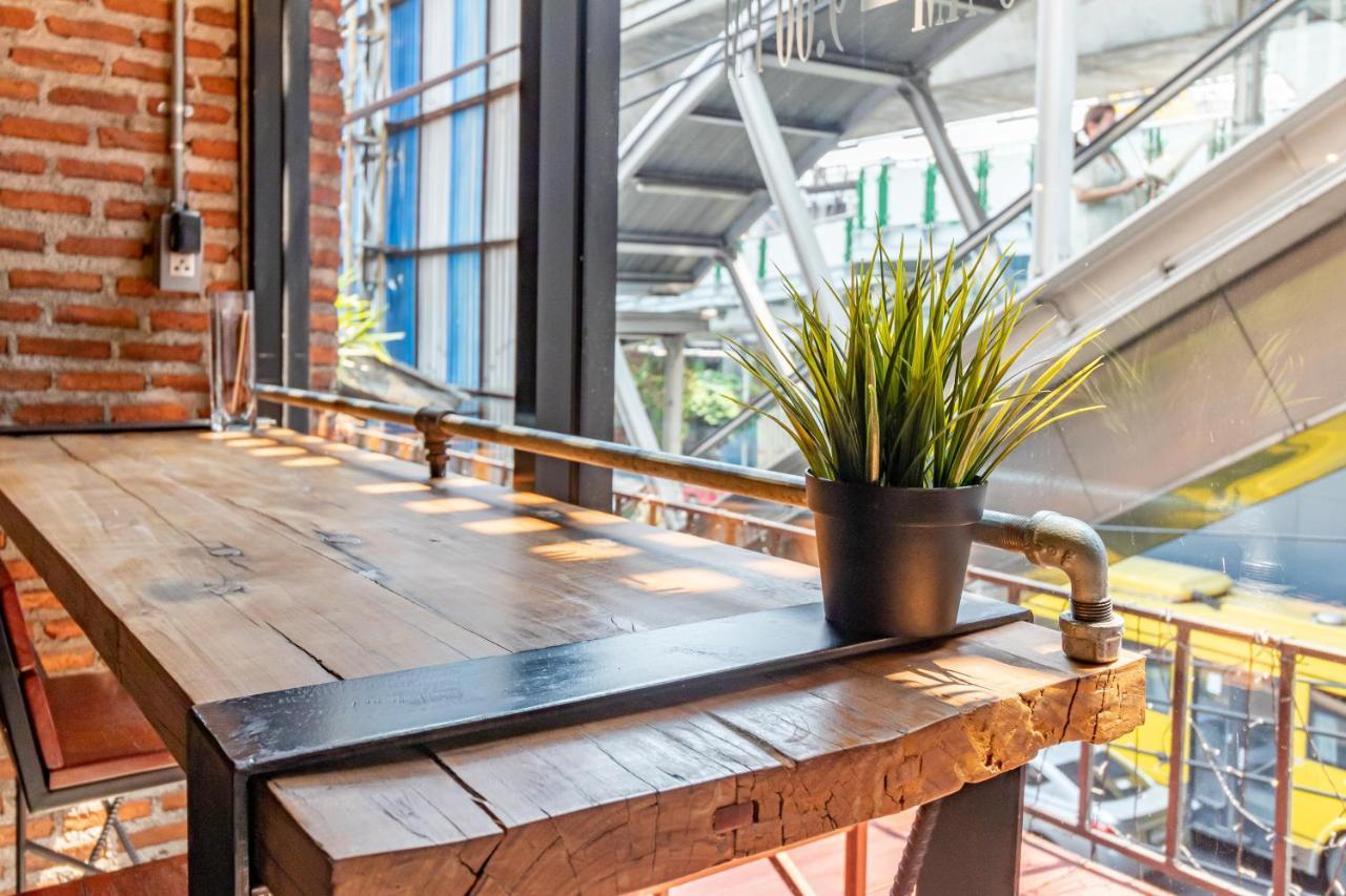 Thonglor Travellers Hostel And Cafe Банкок Екстериор снимка