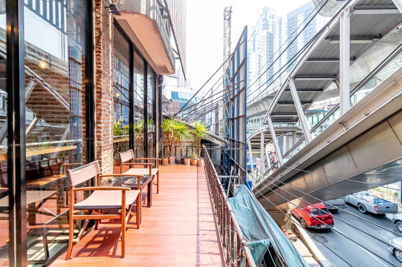 Thonglor Travellers Hostel And Cafe Банкок Екстериор снимка