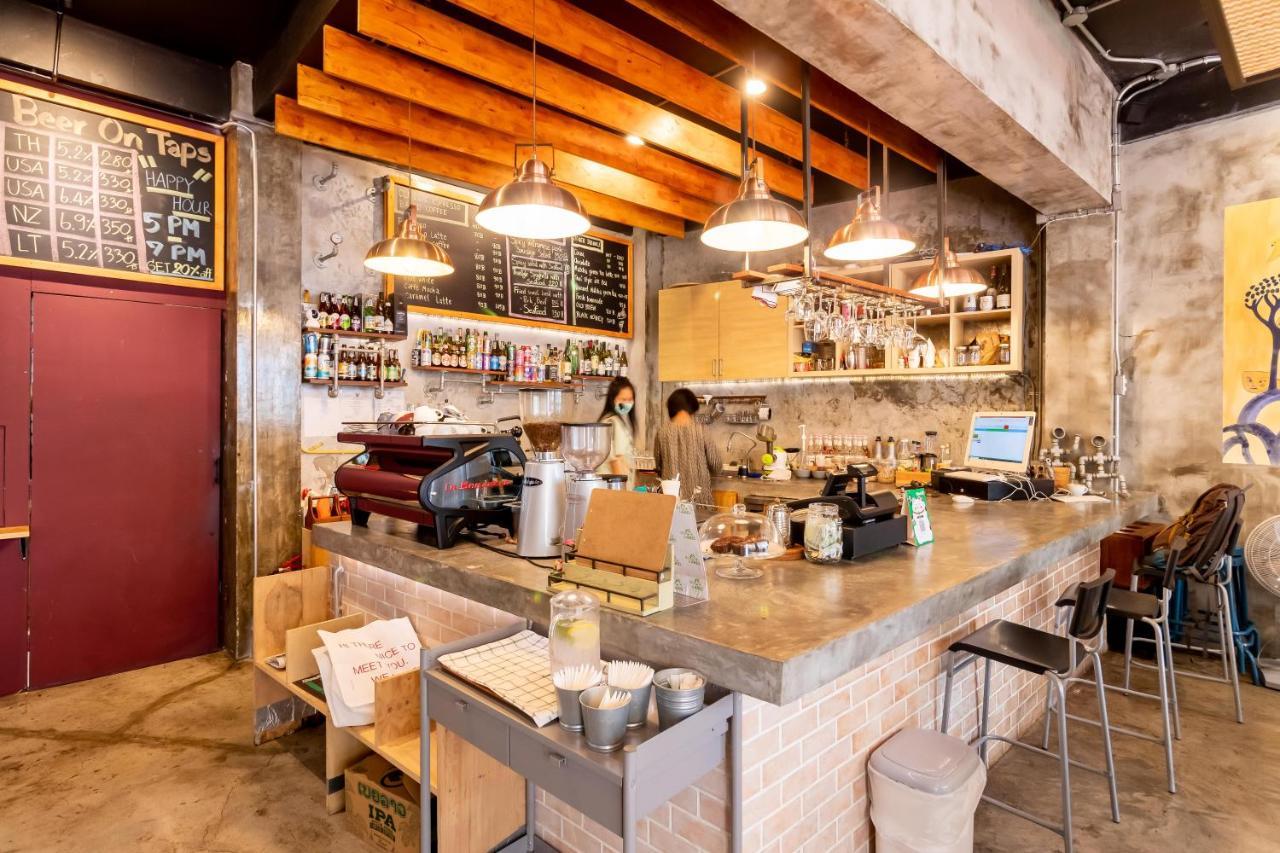 Thonglor Travellers Hostel And Cafe Банкок Екстериор снимка