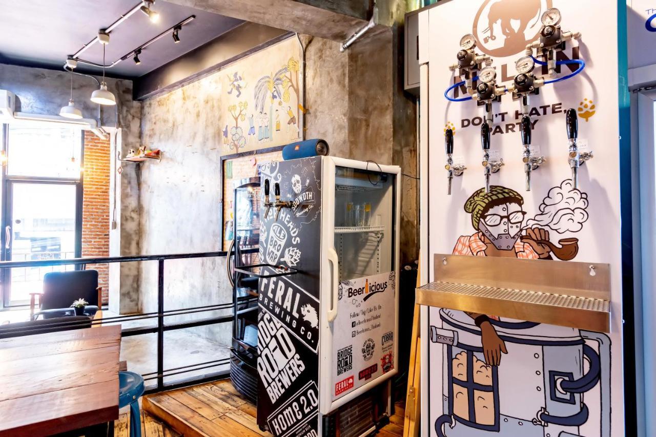 Thonglor Travellers Hostel And Cafe Банкок Екстериор снимка