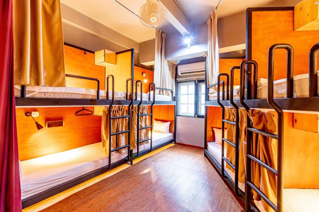 Thonglor Travellers Hostel And Cafe Банкок Екстериор снимка
