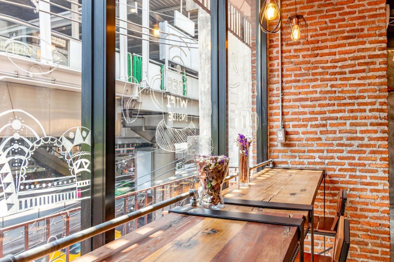 Thonglor Travellers Hostel And Cafe Банкок Екстериор снимка